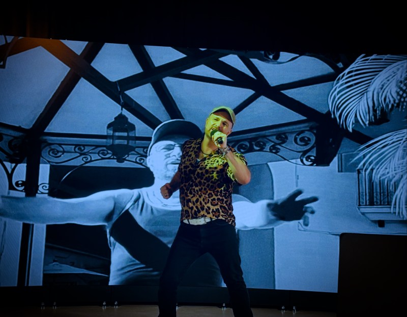 Séa Byrne performing on Mexcian morning TV witha screen of the Liberation behind him